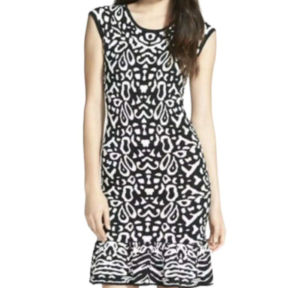 NWT Felicity & Coco Selia Black White Print Ruffle Hem‎ Sweater Dress Medium